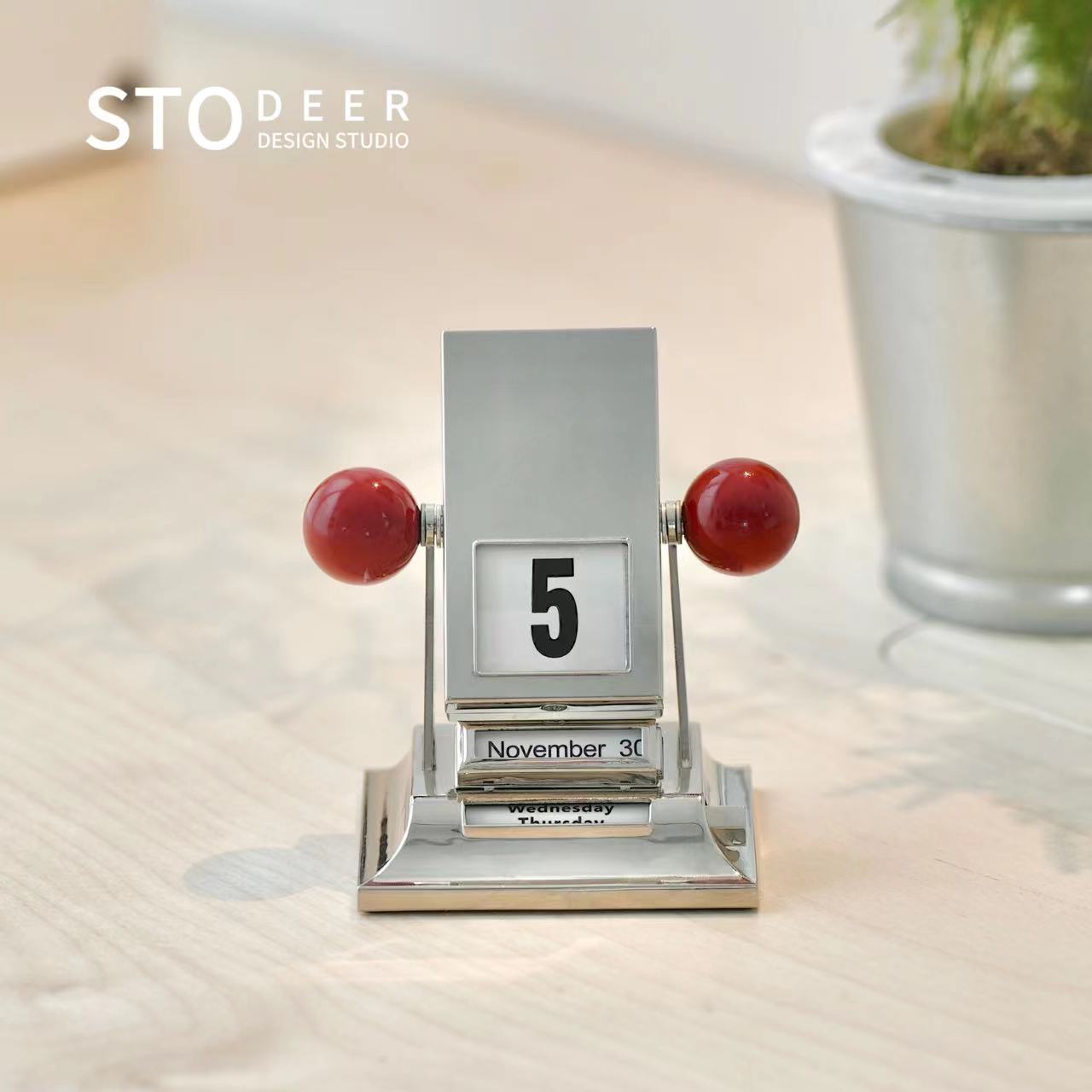 Stodeer Minimalist  Desktop Home Decor, Rotating Calendar, Metal Perpetual Calendar, Creative Ornament