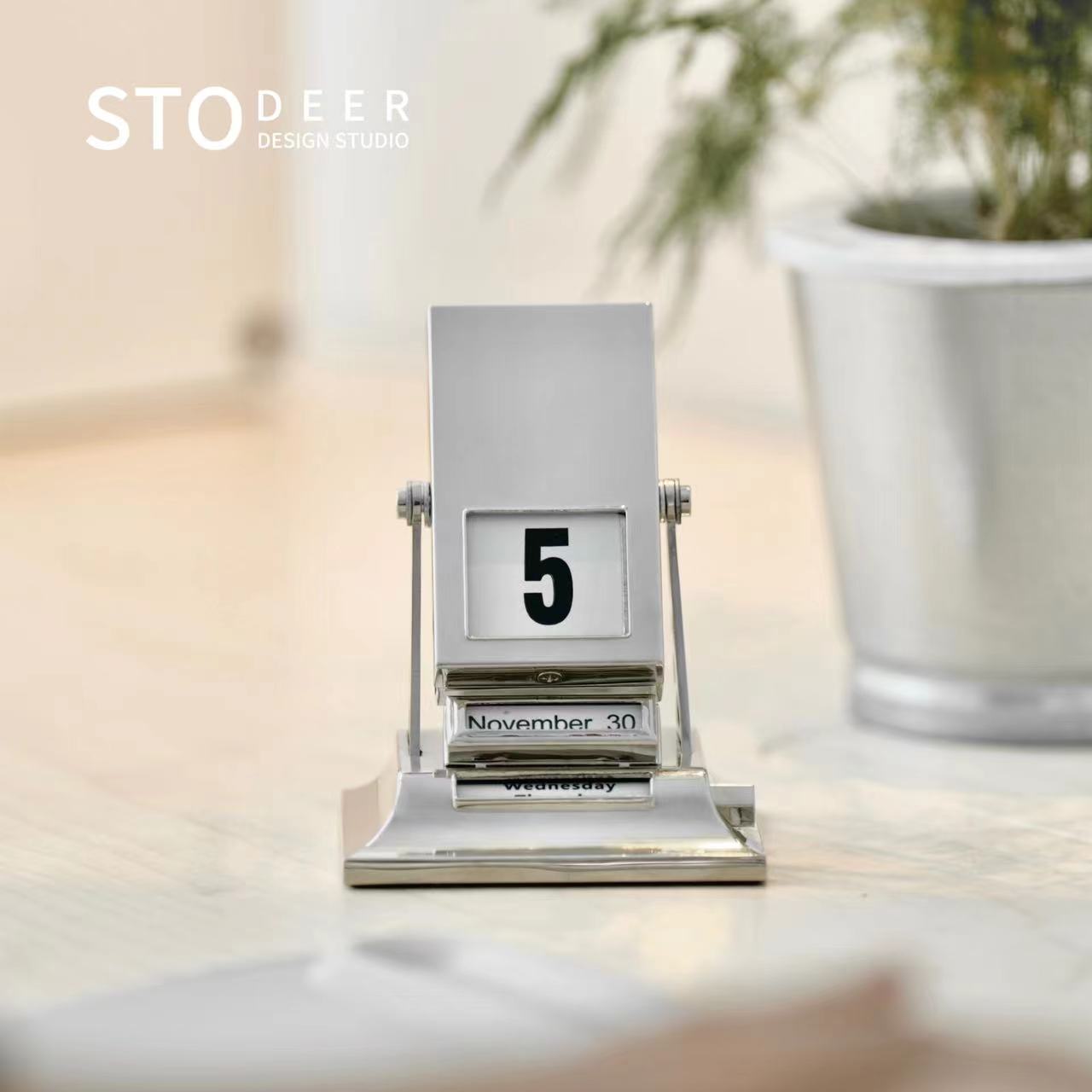 Stodeer Minimalist  Desktop Home Decor, Rotating Calendar, Metal Perpetual Calendar, Creative Ornament