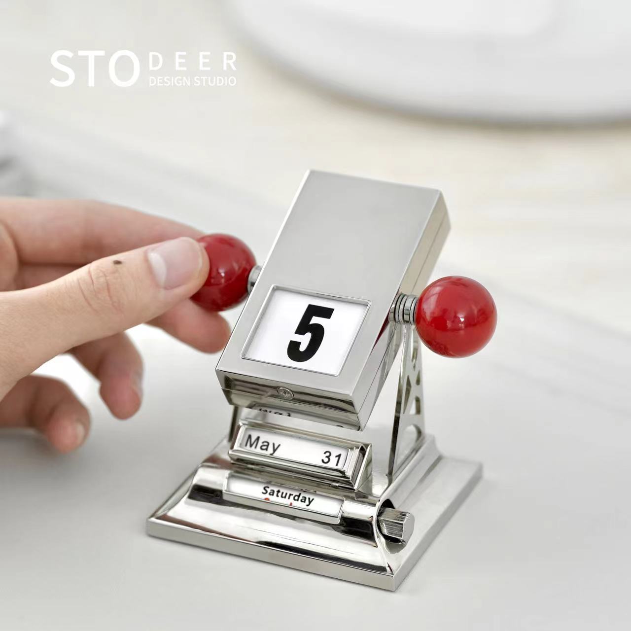 Stodeer Minimalist  Desktop Home Decor, Rotating Calendar, Metal Perpetual Calendar, Creative Ornament