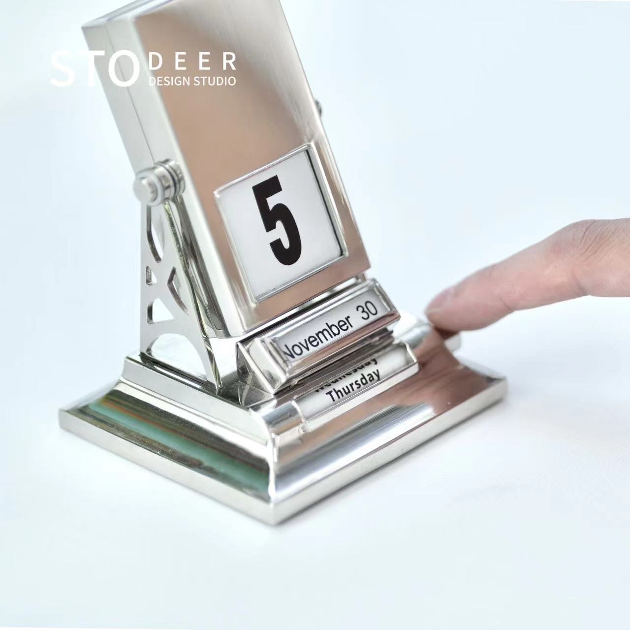 Stodeer Minimalist  Desktop Home Decor, Rotating Calendar, Metal Perpetual Calendar, Creative Ornament