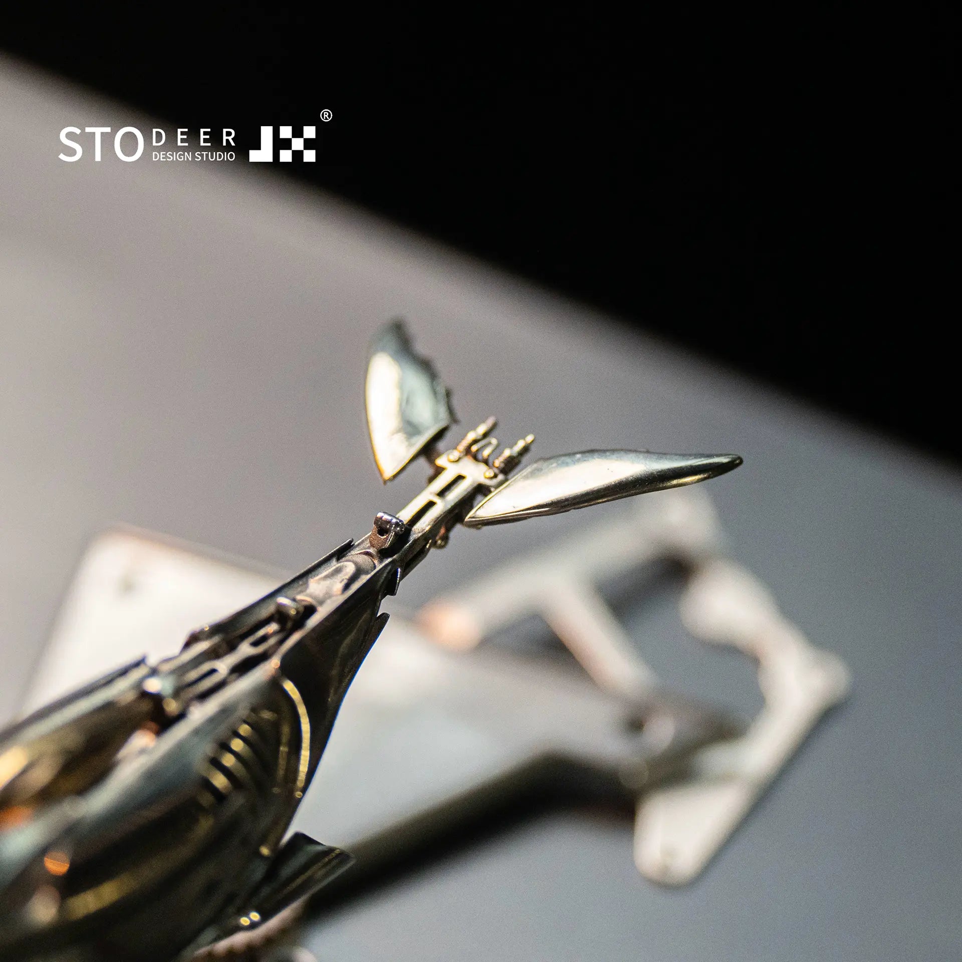 Stodeer Humpback Whale Mini Sculpture,Collectible Metal Desk Ornament